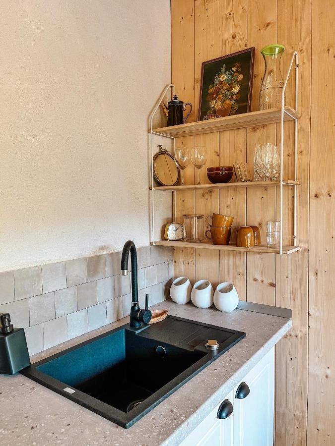 Elysian Fields - The Island Tiny House Bed & Breakfast Sadu Eksteriør bilde