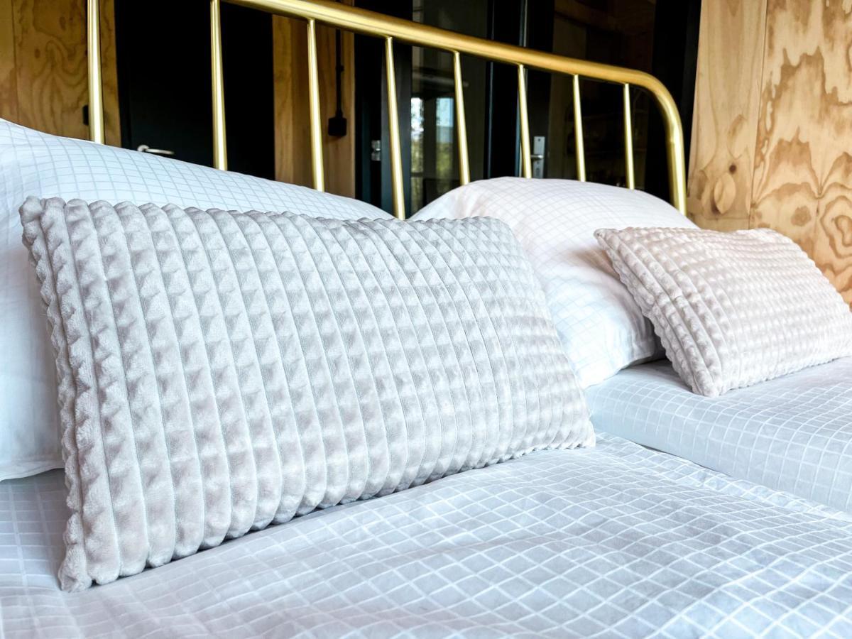 Elysian Fields - The Island Tiny House Bed & Breakfast Sadu Eksteriør bilde